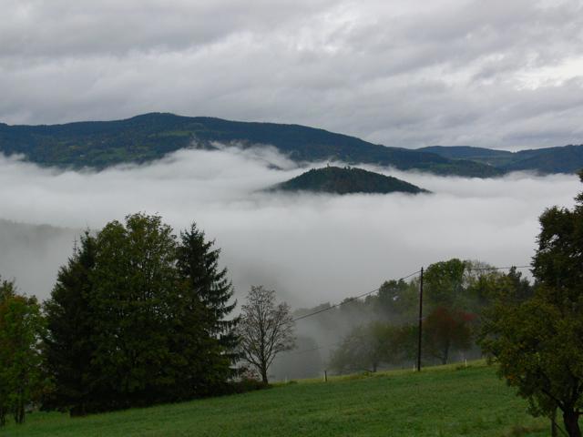 Vue de la tour Faudé au milieu des nuages